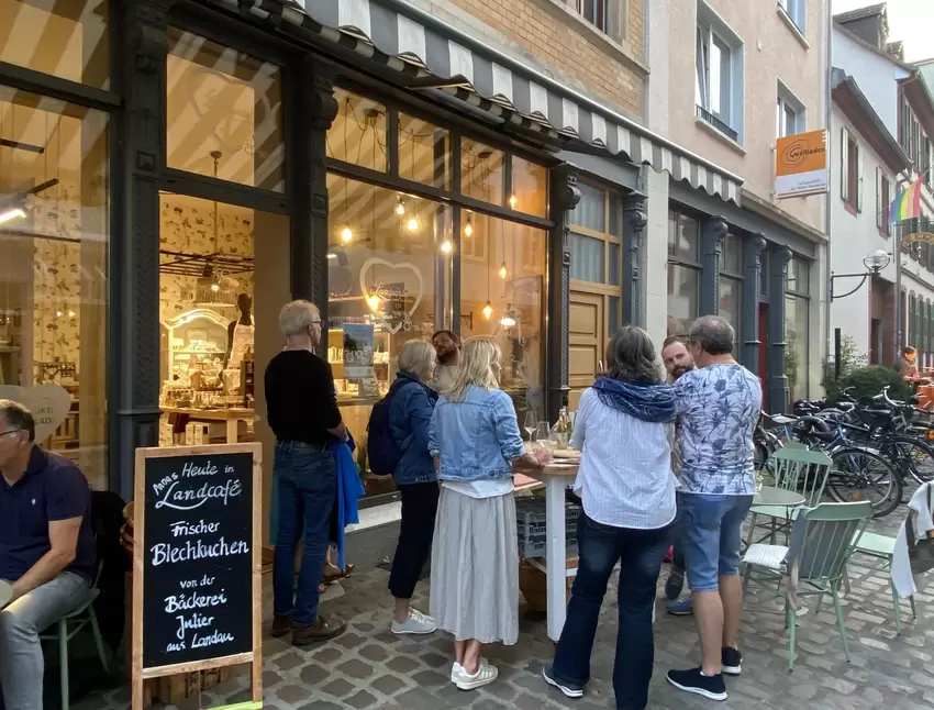 Auch vor Geschäften gab es Musik, hier bei Annas Landpartie.