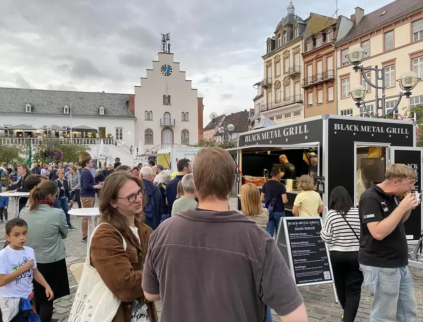 Foodtruck auf dem Rathausplatz.