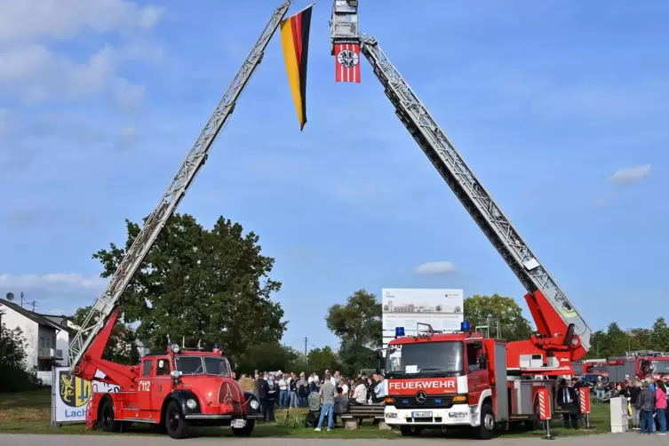 Großes Aufgebot rund um den ersten Spatenstich. Viele Feuerwehrleute waren zum Termin gekommen.