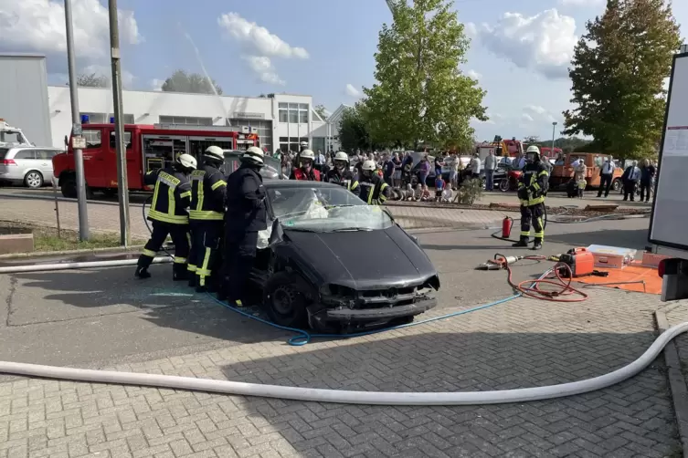 Großes Interesse seitens der Bevölkerung an der Feuerwehrübung. 