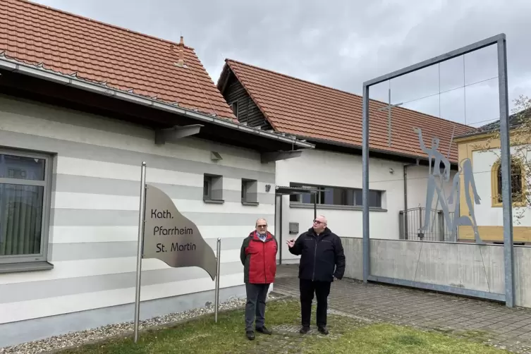 Vor dem Pfarrheim St. Martin: Pfarrer Jörg Rubeck und Ekkehard Leicht vom Verwaltungsrat.