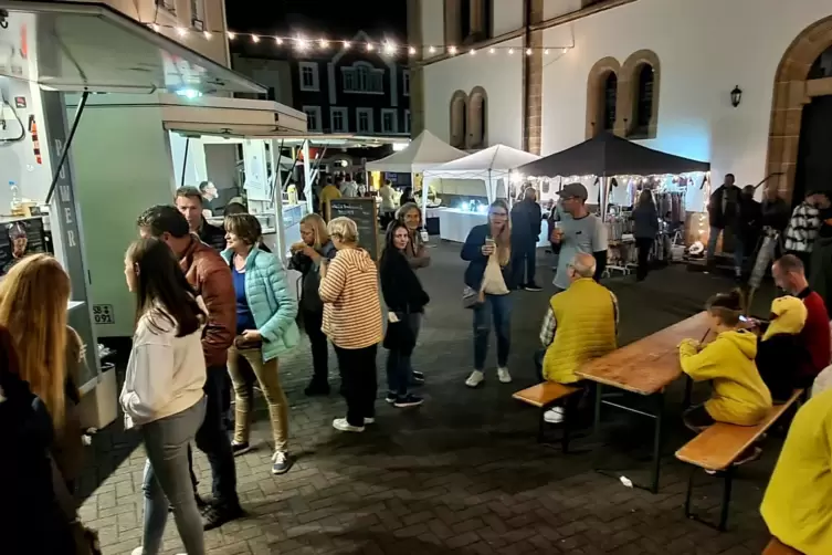 Kam gut an: der erste Mondscheinmarkt in zwischen Protestantischer Kirche und Altem Rathaus.