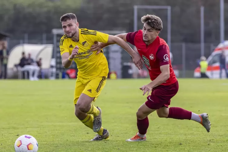 Shawn Blum (rechts), der Torschütze zum 4:1 für den FCK II, im Laufduell mit Dudenhofens Lirim Mustafa.