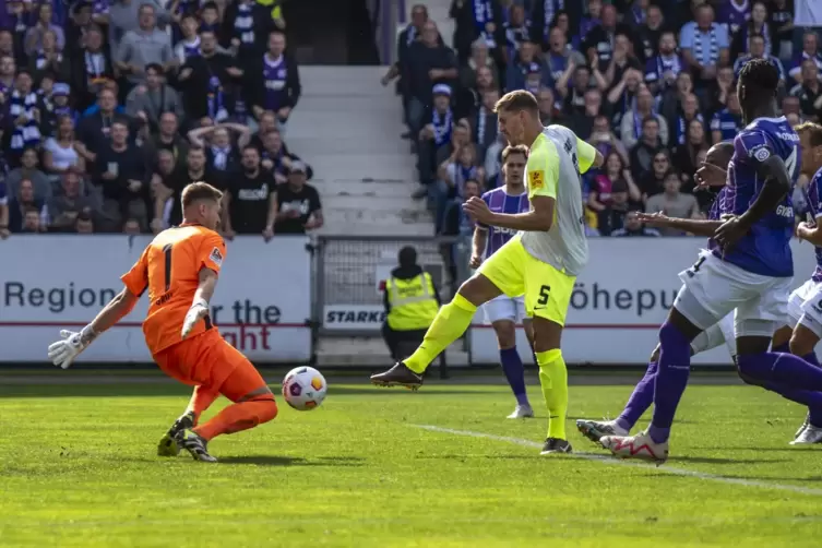 Osnabrücks Torwart Lennart Grill pariert auch den Nachschuss von Kevin Kraus nach dem ersten Strafstoß für den FCK.