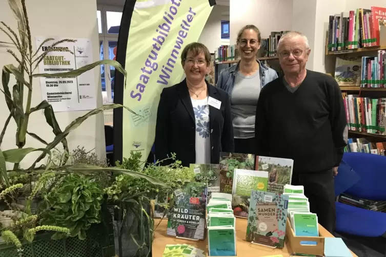 Gut gerüstet für die Hobbygärtner: (von links): Büchereileiterin Heilwig Dietrich, Anne Catherine Faber vom Bio-Gemüsehof Fräule