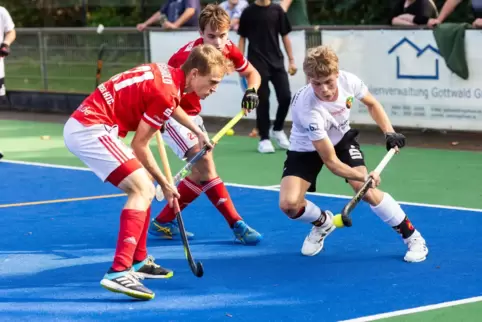 Der Frankenthaler Yannick Koch (am Ball) versucht, zwei Nürnberger Verteidiger auszutricksen.