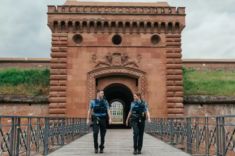 Bild mit Symbolkraft: Die Polizei sucht Brückenbauer. 