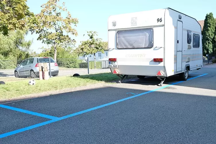 Seit 28. September parkt ein Wohnwagen mit KL-Kennzeichen auf dem ersten der eingezeichneten Stellplätze in der Privatstraße. 