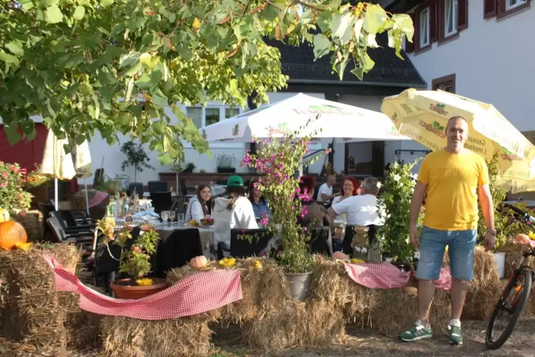 Dragan Horvat führt in Niederschlettenbach das Alte Schulhaus, hier steht er vor dem herbstlich dekorierten Biergarten.