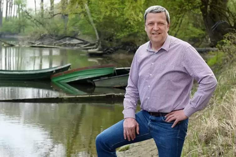 Am Altrhein bei Lingenfeld: Bürgermeister Frank Leibeck.