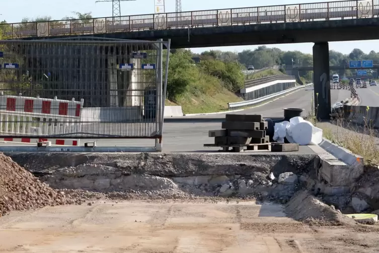 Der Asphalt kommt weg. Der Schnitt zeigt, wie vielschichtig der Aufbau ist. 