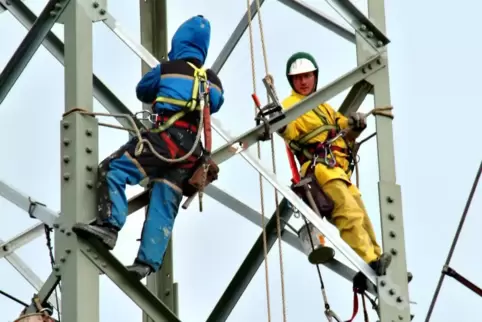 Wegen Sanierungsarbeiten an einem Hochspannungsmast muss die L553 halbseitig gesperrt werden.