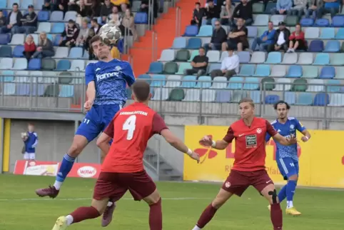 Marc Erhart köpft das 1:0. Beobachter sind (von links) Nikolaos Vakouftsis, Marco Müller und Luka Dimitrijevic. 