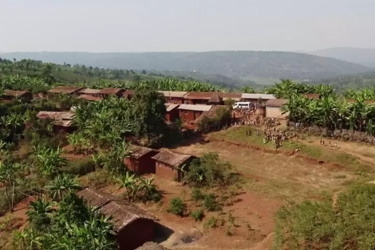 Bauplatz für das Dorfzentrum im Dorf der Batwa in Burundi. 