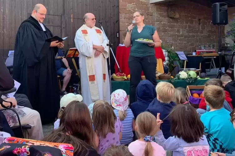 Unerwartet großer Andrang: Erntedank-Gottesdienst im Weingut Ittel. 