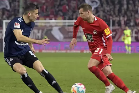 Fokussiert im Traditionsduell: Hendrick Zuck (rechts) gegen Laszlo Benes und den Hamburger SV. 