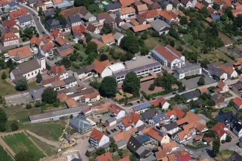 Die Grundschule Minfeld auf einer Luftaufnahme aus dem Jahr 2019. 