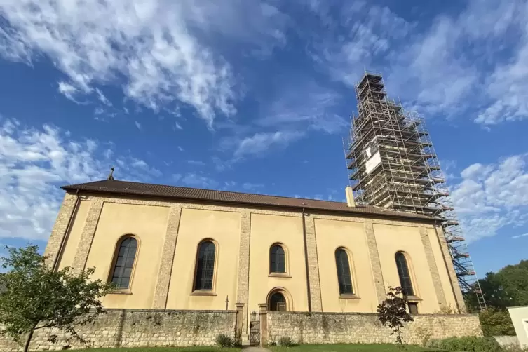 Am Turm von St. Peter starten die Sanierungsarbeiten. Das ist allerdings erst der Auftakt. 