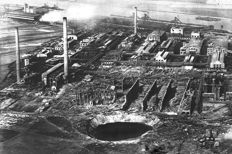 Die Explosion eines Düngemittelsilos riss einen Krater in die BASF. Die Schäden in der Umgebung waren ebenfalls enorm. 