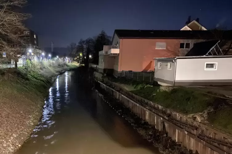 Die Spundwand-Baustelle am Schwarzbach ruht seit eineinhalb Jahren.