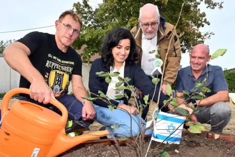 Pflanzaktion auf dem Spielplatz: (v.l.) Thorsten Veth, Misbah Khan, Herbert Latz-Weber und Peter Benoit.