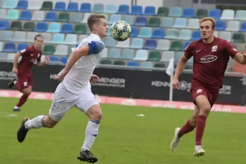 Hier spielte er noch für die U19 des FKP: Robin Petry (links). Am Sonntag schoss er den SV Steinwenden gegen Hassia Bingen mit 1