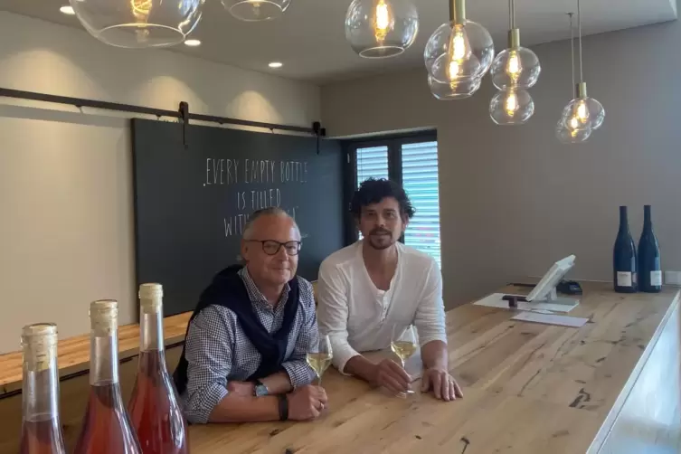 Winzer Gerald Hundinger (rechts) und sein Marketingleiter Jürgen Armbruster in der neuen Vinothek. Sie finden, das Gerolsheimer 