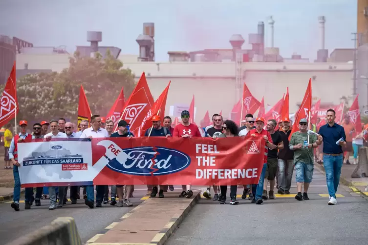 In Saarlouis verlieren in zwei Jahren 4400 Mitarbeiter bei Ford und 1300 in Zulieferbetrieben ihren bisherigen Arbeitsplatz.