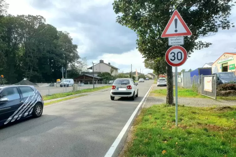 Die Schilder stehen: In der Hauptstraße in Geiselberg gilt jetzt durchgängig Tempo 30.