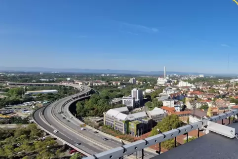 Blick vom Rathausdach auf die Hochstraße Nord und das Kreishaus. 