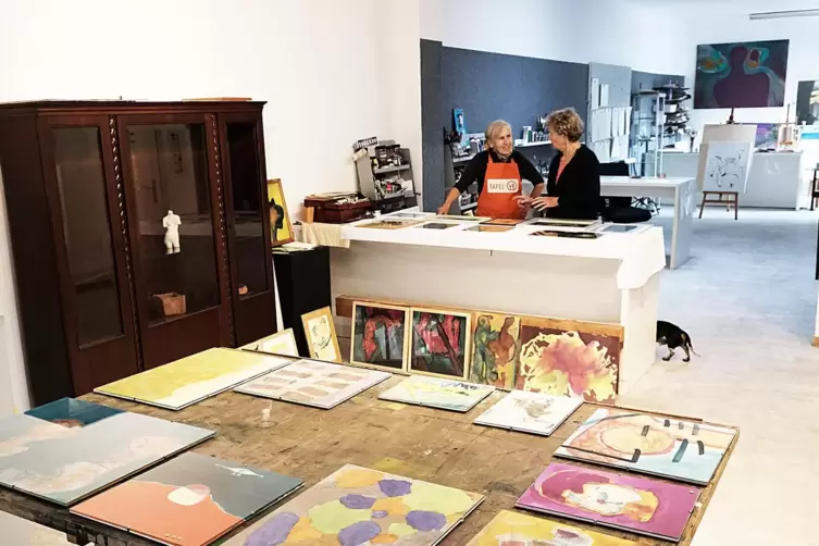 Ute Rinck (rechts) bietet an den Oktobersamstagen ihre Gemälde im Atelier F in der Zweibrücker Fruchtmarktstraße zugunsten der Z