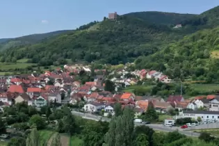 Nicht zuletzt aufgrund des Schlosses und der Nähe zu Wald und Weinbergen ist ein Hambach ein beliebter Wohnort.