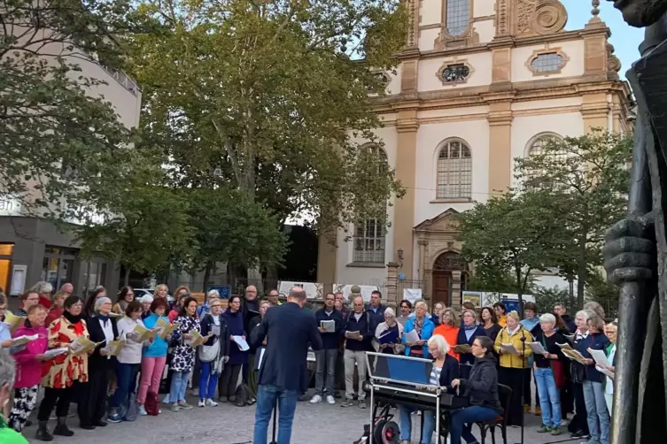 Am Abend des Tages der deutschen Einheit: „Deutschland singt“ am Geschirrplätzel. Robert Sattelberger steht am Pult. 