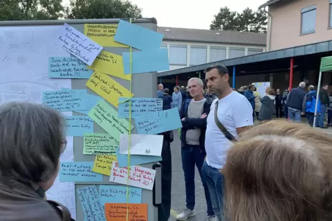 Es wurden viele Zettel geschrieben im Schulhof der Grundschule. 