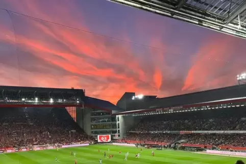 Trotz 0:1 schien der Himmel anzudeuten, dass die Glut der Roten Teufel noch lange nicht erloschen war. 