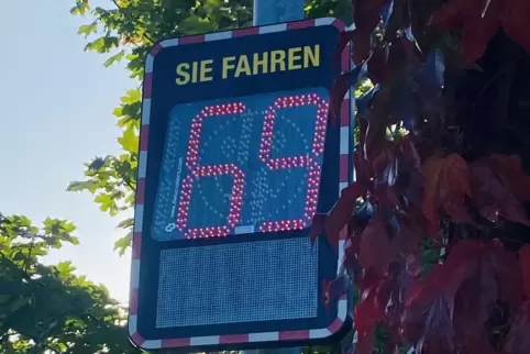 Einiges zu schnell: Nach den Ortseingangsschildern ist eigentlich nur Tempo 50 erlaubt. 