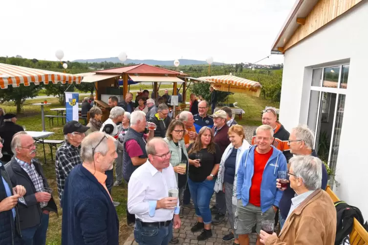 Jürgen Oberholz (Mitte, weißes Hemd), steht beim FWG-Herbstfest Rede und Antwort. 