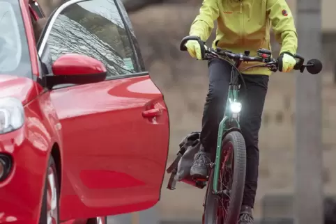 Achtung: Unvermittelt geöffnete Autotüren können für Radfahrer gefährlich werden. 