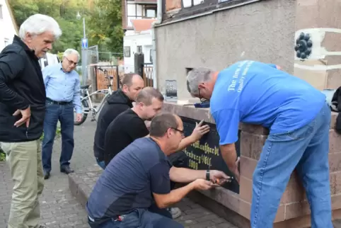 Eine Gruppe Männer hat den alten Brunnen saniert und das Material dazu gespendet.