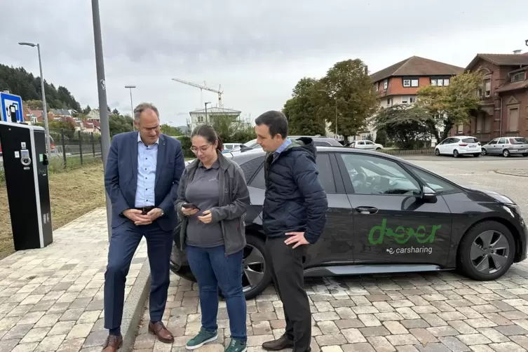 vlnr.: Landrat Dietmar Seefeldt, Frau Tamara Goltz von deer, Bürgermeister der Verbandsgemeinde Christian Burkhart 