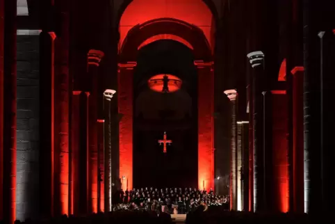 An zwei Stellen in „Lux in Tenebris“ wird der Dom so beleuchtet: beim Brudermord von Kain an Abel und der Kreuzigung Christi.