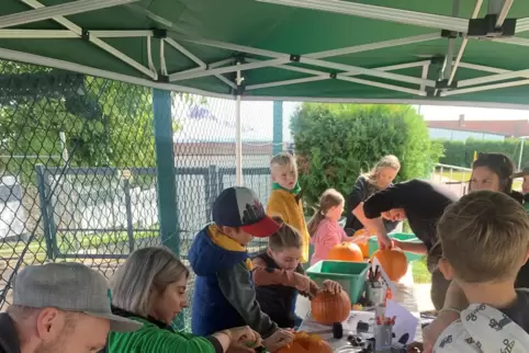 Rund 40 Teilnehmer waren bei der ersten „Kick or treat“-Aktion in Kerzenheim dabei.