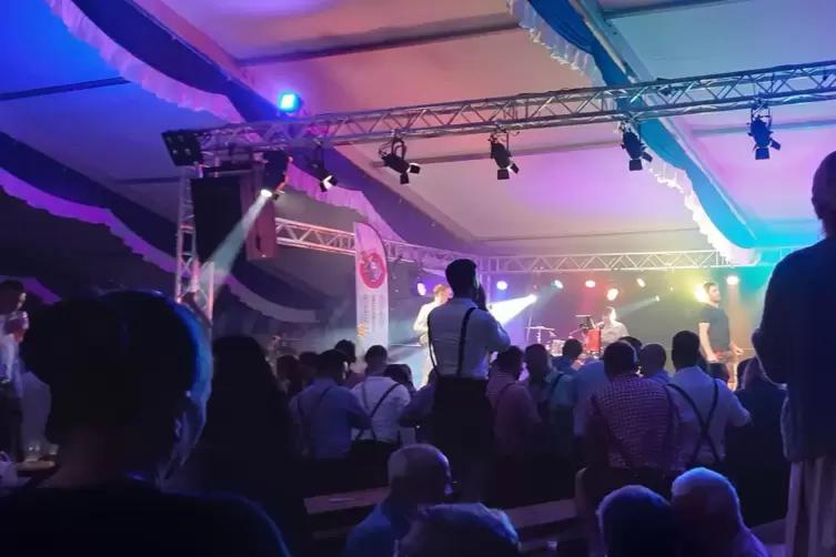 Beim Frankenthaler Oktoberfest tanzen nach kurzer Zeit fast alle auf den Bierbänken. 