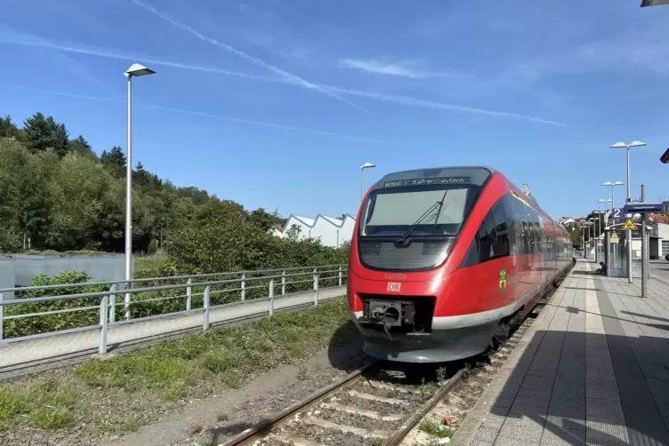 Ein Regionalbahn hält im Kuseler Bahnhof. 