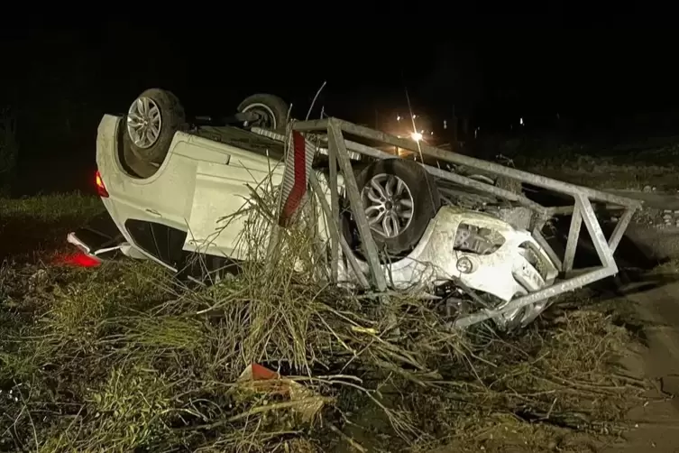 Auf dem Dach gelandet: Unfallwagen nach dem Unfall zwischen Speyer und Otterstadt.