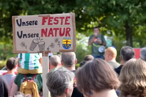 Auf der Straße für den Erhalt der Dorffeste: Römerberger bei einer Demo in Berghausen. 