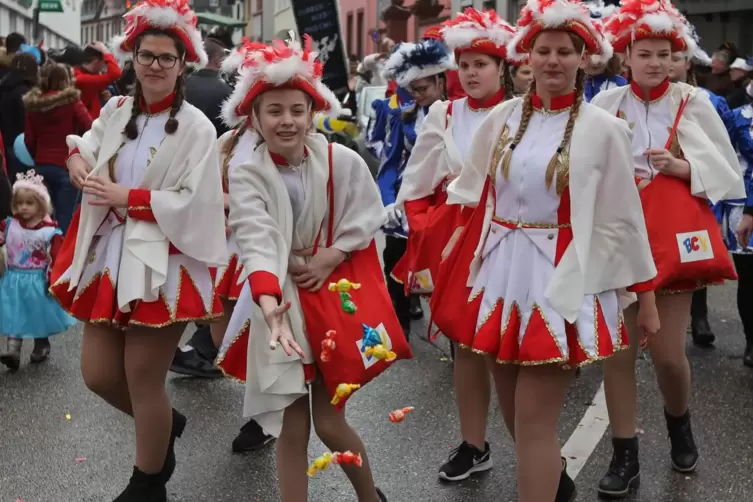 Beim bislang letzten Grünstadter Fasnachtsumzug im Jahr 2020: die Garde des Bockenheimer Carnevalvereins. 