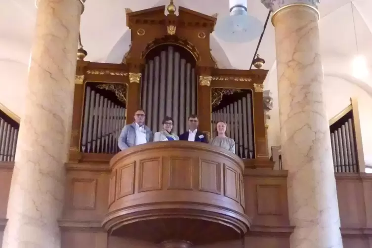 Gruppenbild vor stummer Orgel (von links): Pfarrer Karl Jung, Roswitha Niedermeier, Klaus Krämer und Stefanie Janho. 