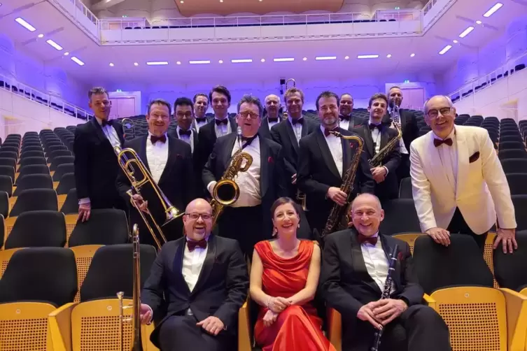 Das Glenn Miller Orchestra 2023 mit Wil Salden (weißes Jackett). 