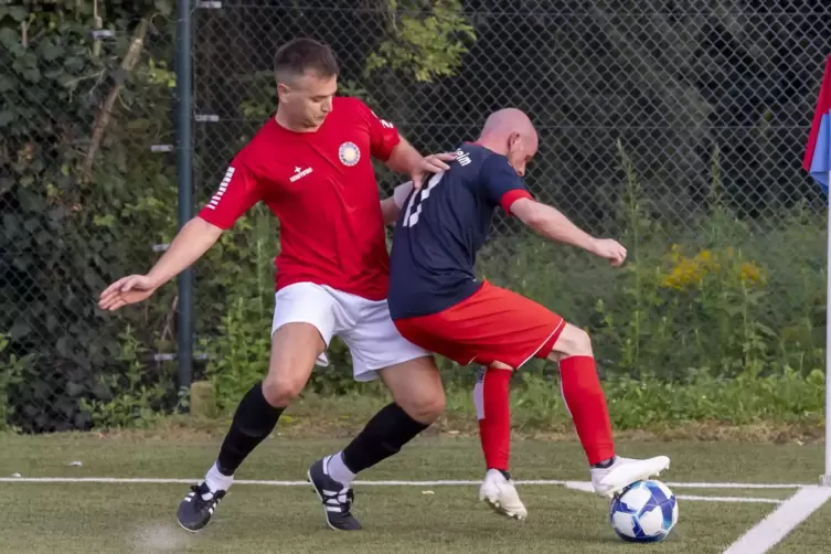 Wieder am Ball: Bernd Lindenau (rechts).